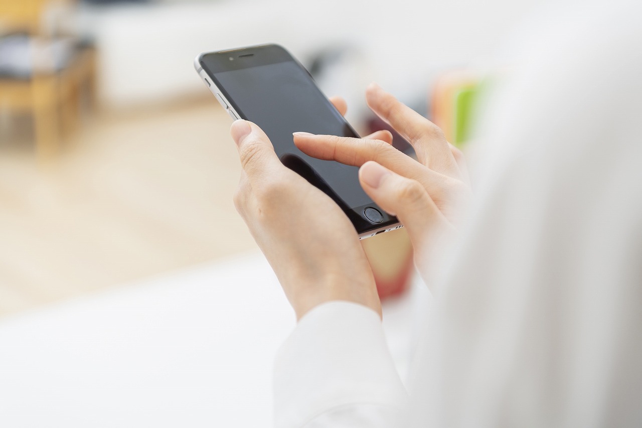 スマホを触る女性